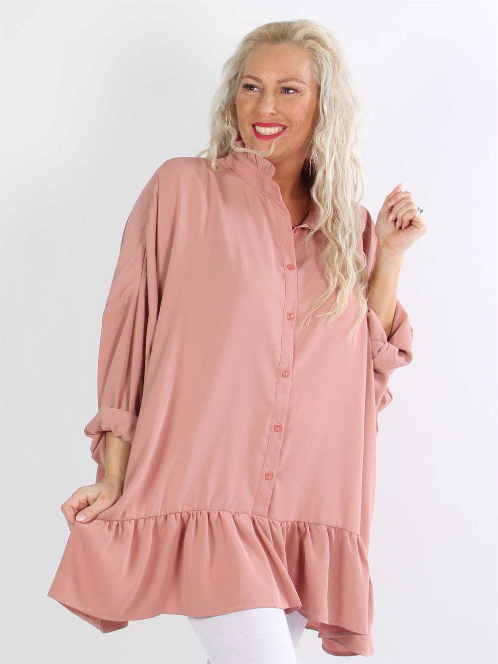 Loubna - Beige skjorta med volanger och fladdermusärmar